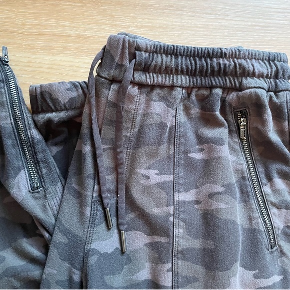 Athleta Camo Farallon Joggers / Sweatpants - Grey Size 8 - Picture 3 of 15